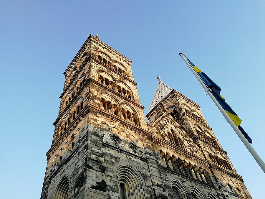 Domkyrkotornen med svenska flaggan