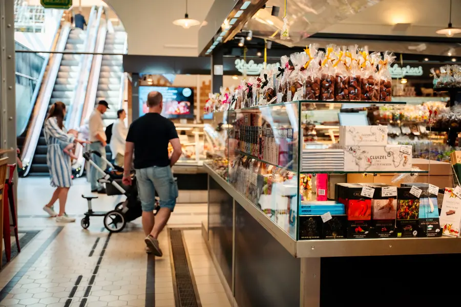 Folk rör sig i Lunds saluhalls olika gångar och runt butikerna.