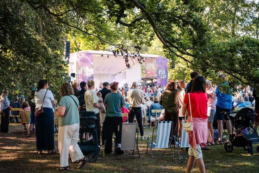 Konsert på Vita scenen, Stadsparken med publik.