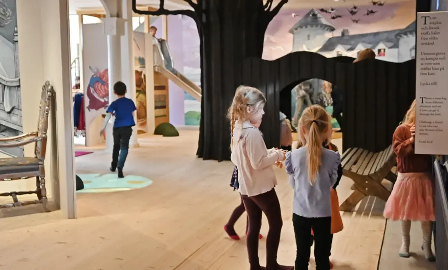 Barn står i en sagomiljö inspirerad av HC Andersen.