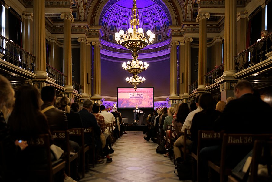 Personer lyssnar till talare under EU-dagarna 2022, i Universitetsaulan.