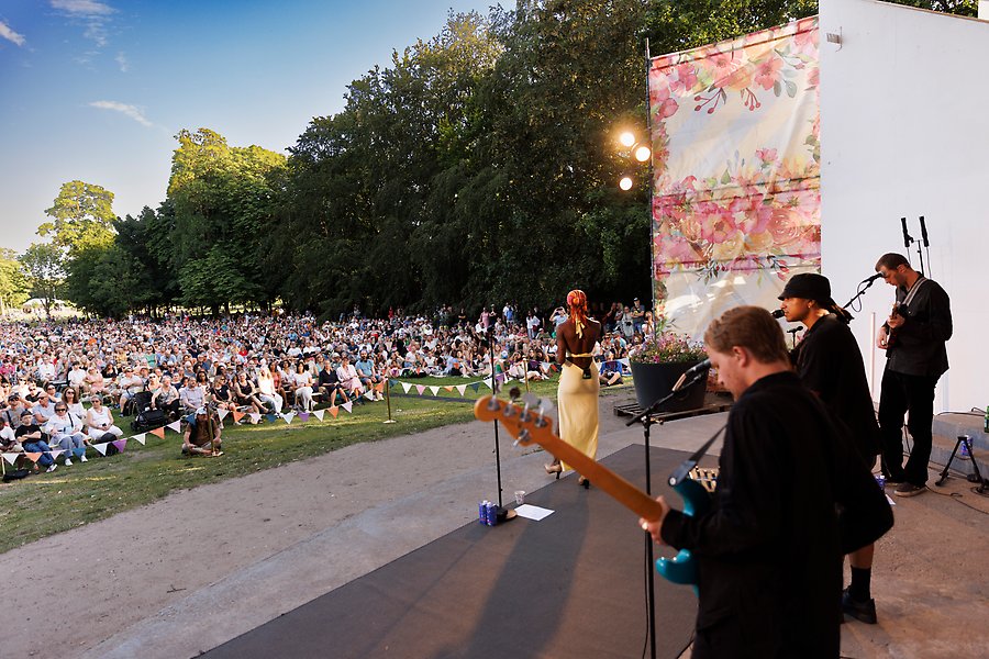 Konsert på Vita scenen, Stadsparken med publik.